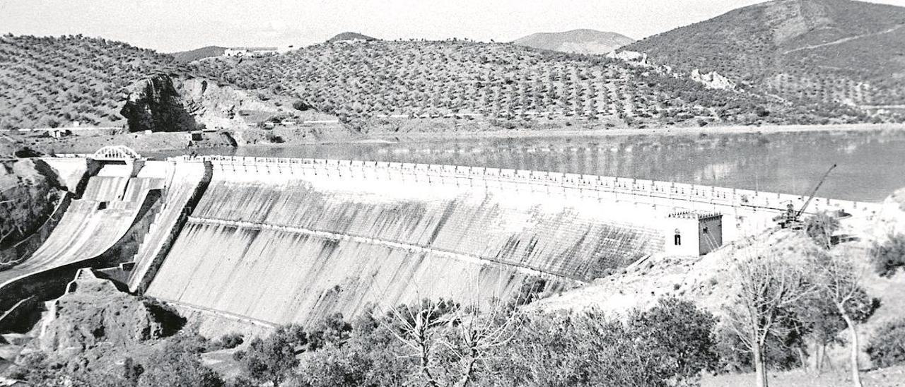 Embalse del Guadalmellato tras el recrecimiento realizado a mitad del siglo pasado.