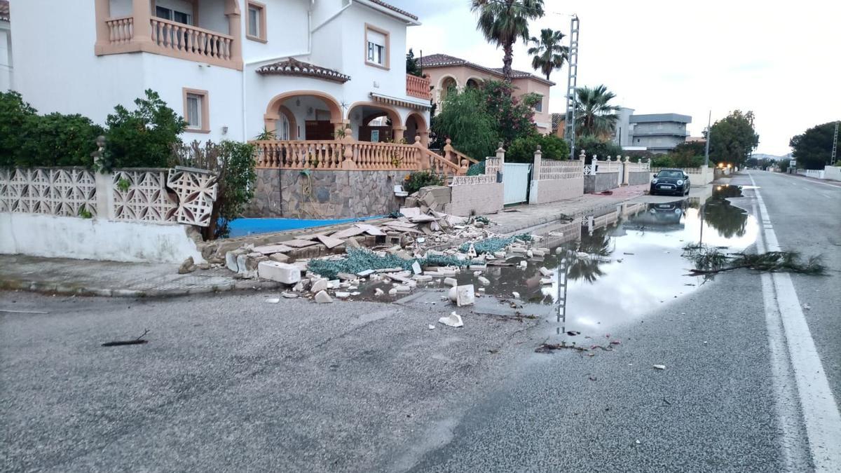 Destrozos por un tornado en la Playa de les Deveses en Dénia