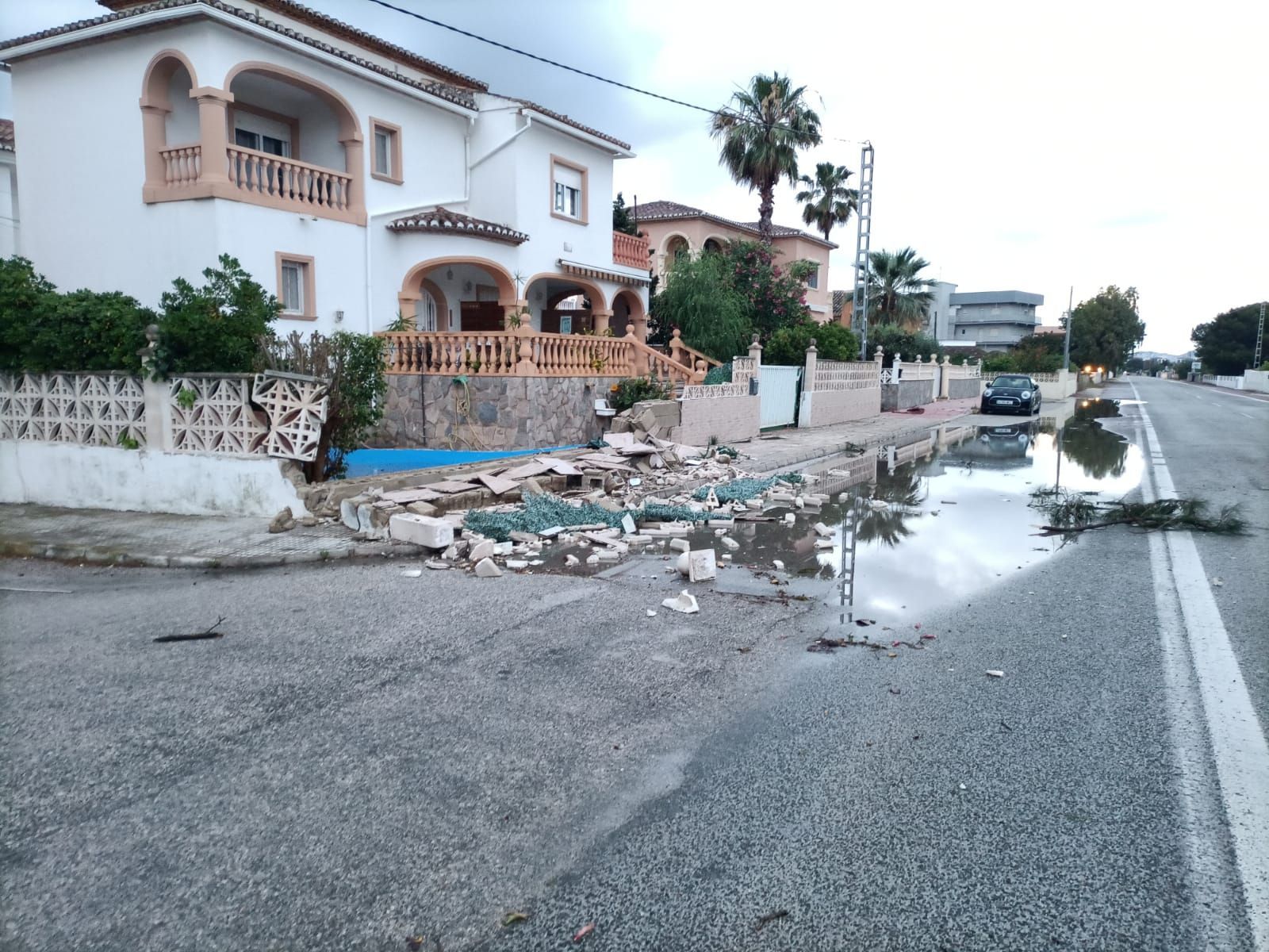 Destrozos por un tornado en la Playa de les Deveses en Dénia