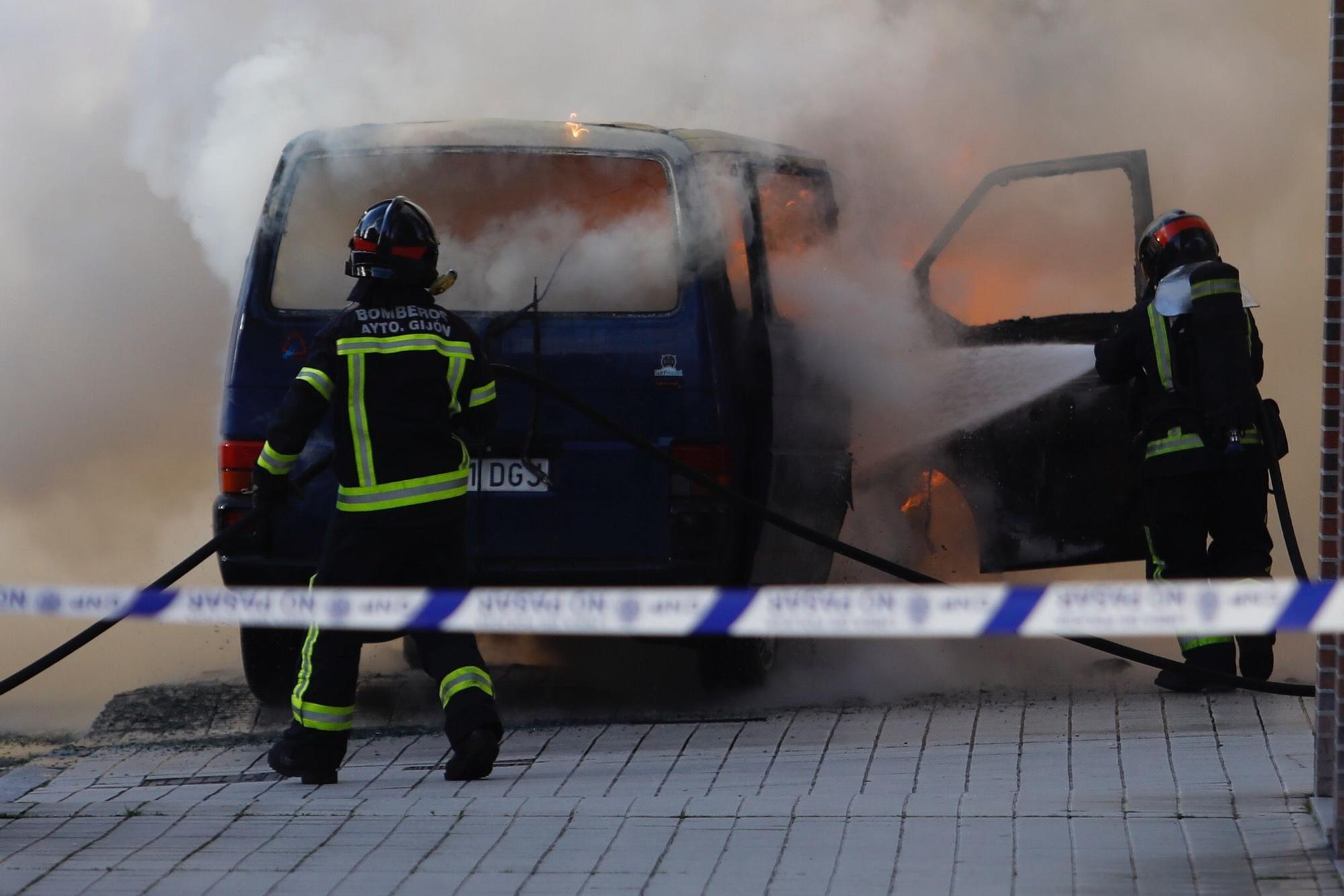 EN IMÁGENES: Intervención de bomberos en Gijón por una furgoneta ardiendo