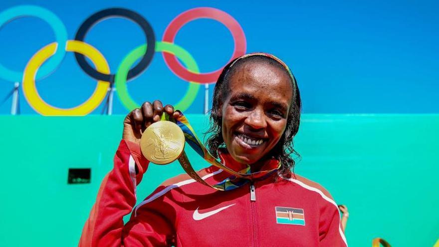 Jemima Sumgong con su oro en Río.