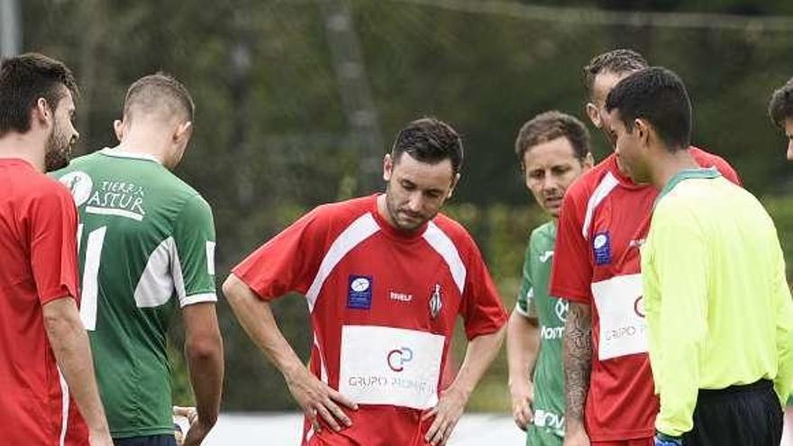 Luis del Río, en un lance en el duelo ante el Colloto.