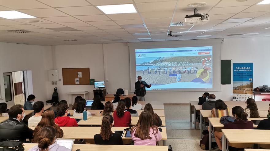 Estudiantes de Medicina y Enfermería de la ULL aprenden primeros auxilios para salvar la vida de un ahogado