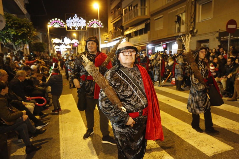 La cabalgata de los Reyes Magos en Elche ha recorrido el centro de la ciudad con 13 carrozas y más de 600 personas