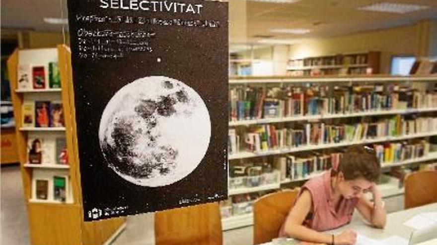 Una noia estudiava dimecres al vespre a la Biblioteca Ernest Lluch, al barri de Sant Pau de Girona.