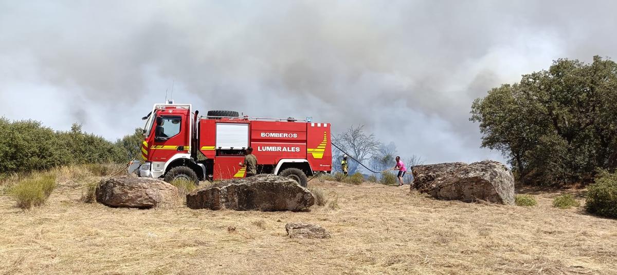 Bomberos de Lumbrales en las proximidades del casco urbano de Fermoselle.