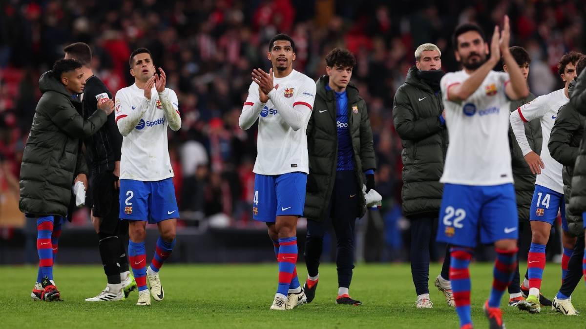 Los jugadores del Barça saludan a la afición azulgrana en San Mamés