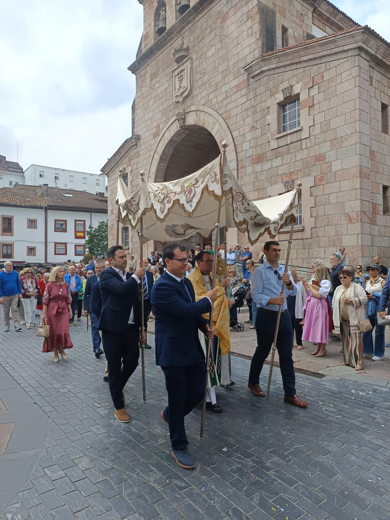 Espectaculares alfombras florales en Cangas de Onís por el Corpus Christi