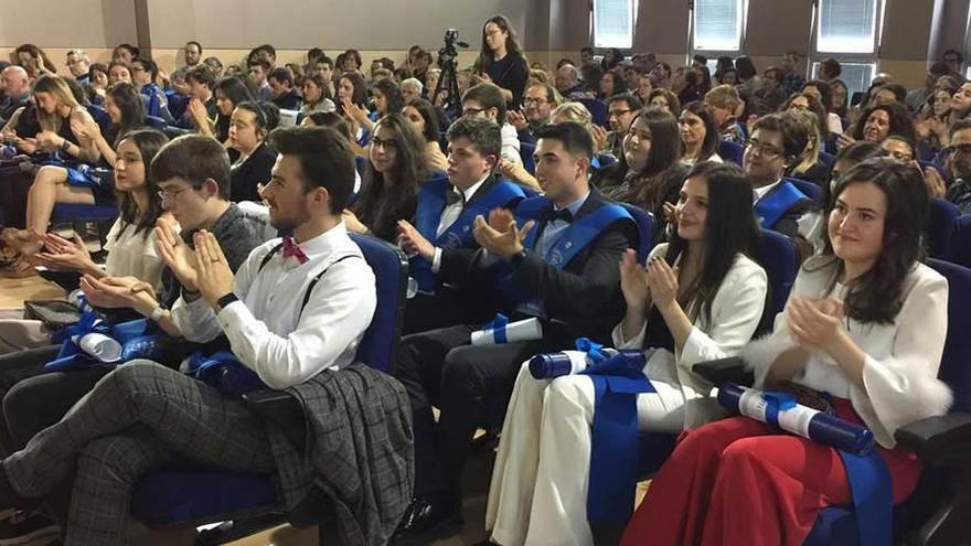 Los alumnos de 2.º de Bachillerato del Instituto de Infiesto se gradúan con honores