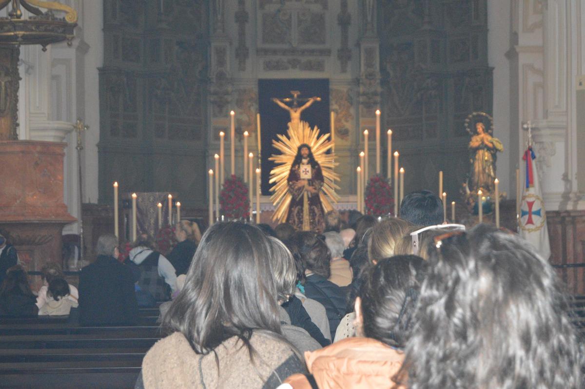 "Siempre se cumple uno": la fe de las tres monedas en el Cristo de Medinaceli