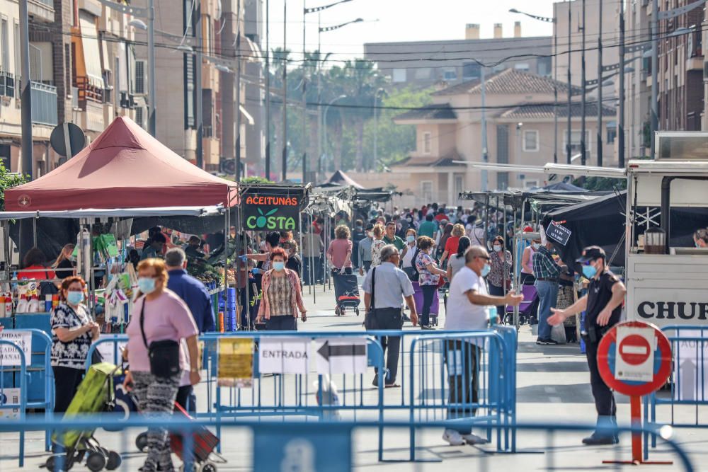 Control de temperatura en el mercadillo de Callosa de Segura por parte de la Policía Local