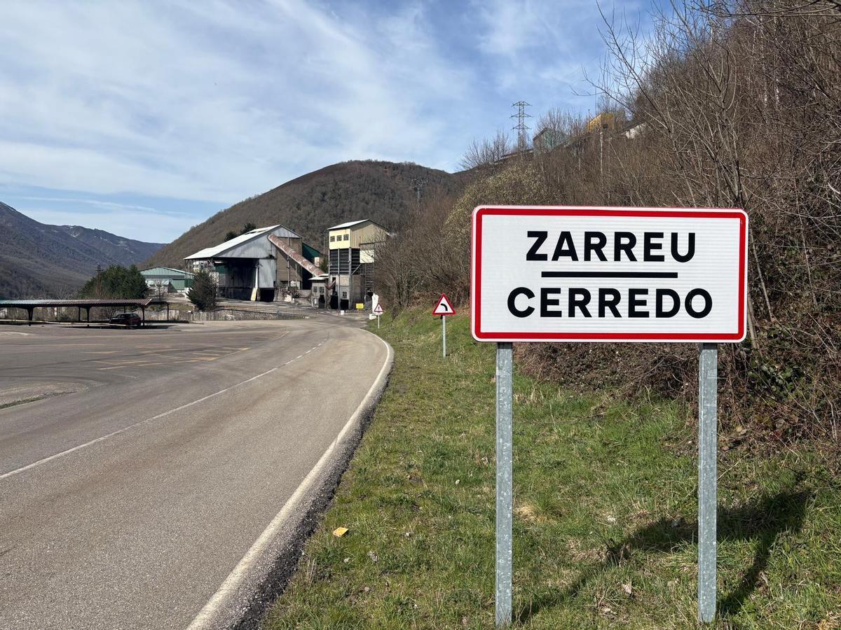 Entrada a Cerredo con edificios de la mina al fondo.