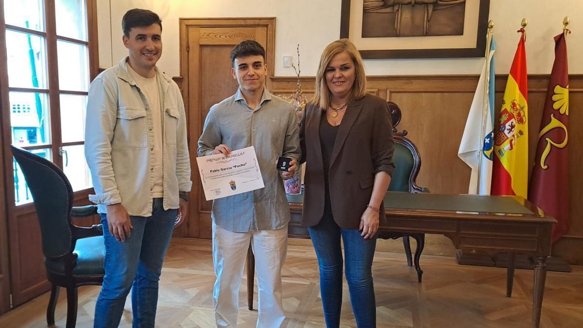 Recepción a Pablo García por la alcaldesa, Digna Rivas, y el edil de Deportes, Antonio Cabaleiro.