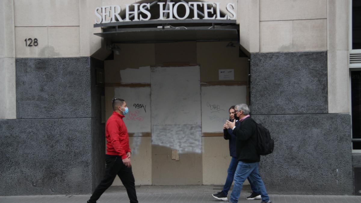 Un hotel tancat de les Rambles de Barcelona.