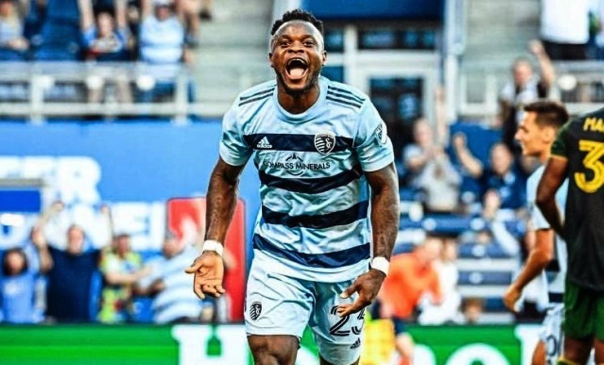 Willy Agada celebra un gol con el Kansas City.