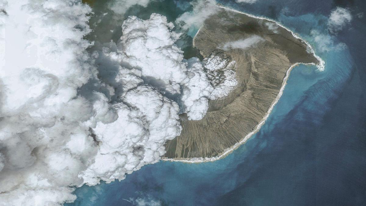 El tsunami generado por el volcán Tonga causó una ola de 90 metros de altura