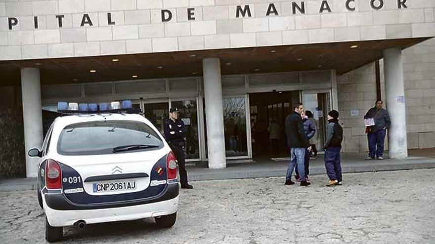 Agentes de Policía en el hospital de Manacor, donde ocurrió la agresión.