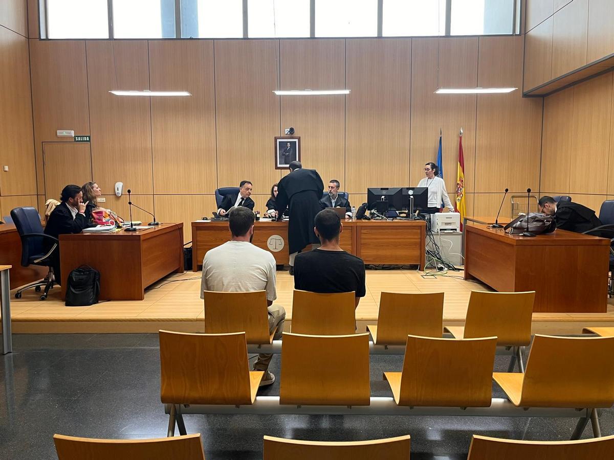 La víctima del agresión homófoba y su amigo durante la vista oral celebrada esta mañana en València.