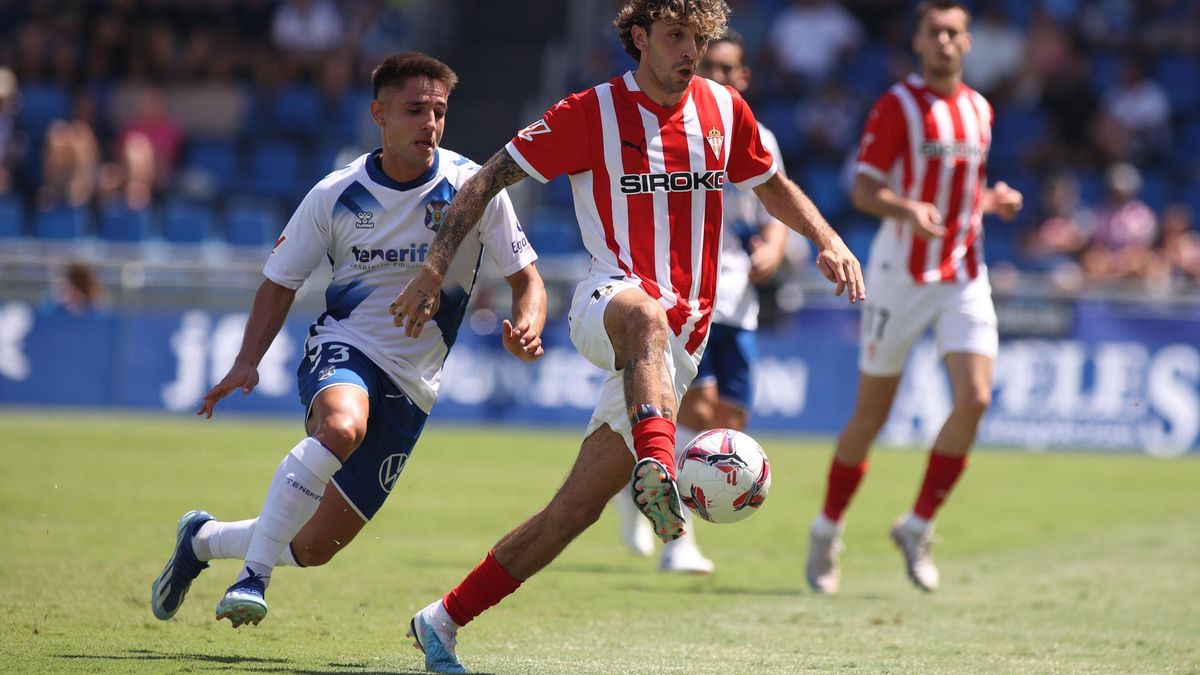 Gelabert se lleva el balón ante Medrano.