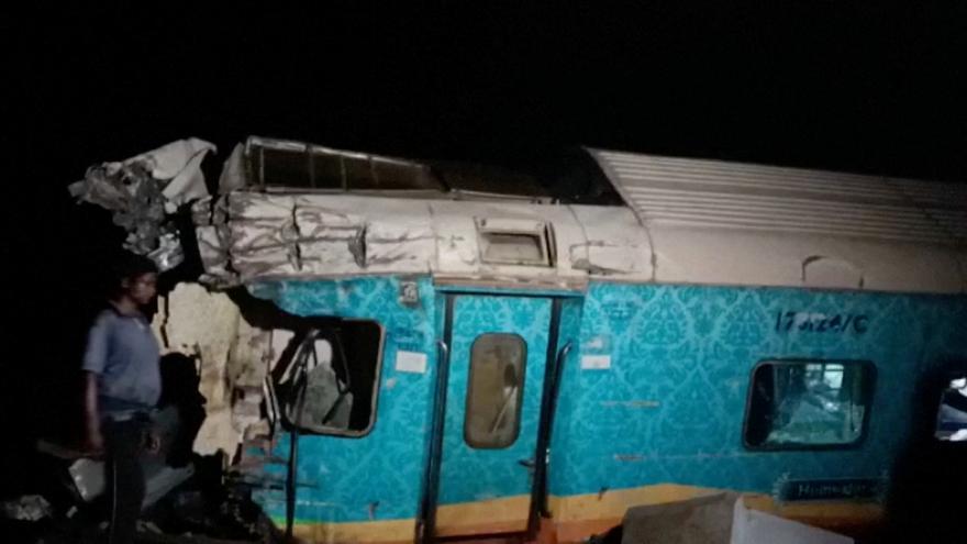 Al menos 30 muertos y 300 heridos por un choque de trenes en la India