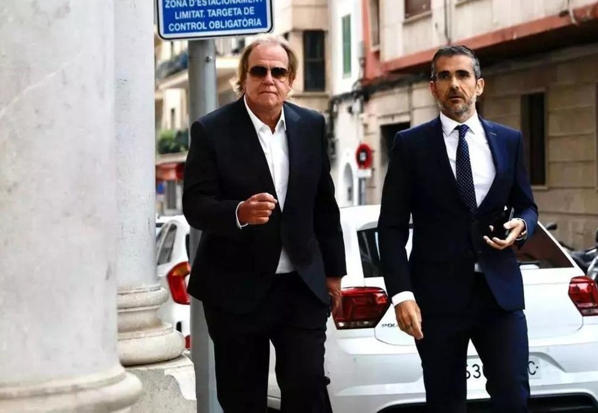 Kühn (izq.), en los juzgados de Palma, en una imagen de archivo. | B. RAMÓN