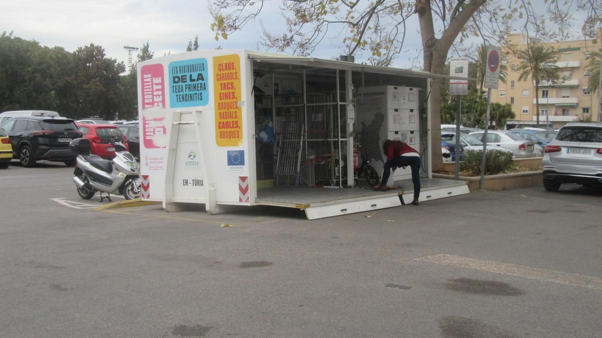 Una usuaria deposita, este lunes por la mañana, material para el reciclaje.