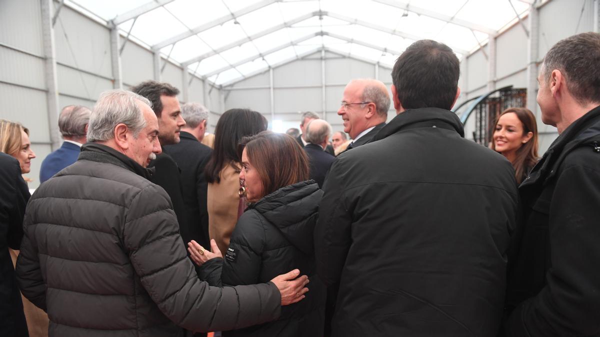 Antonio Couceiro e Inés Rey hoy en el muelle de Repsol en punta Langosteira.