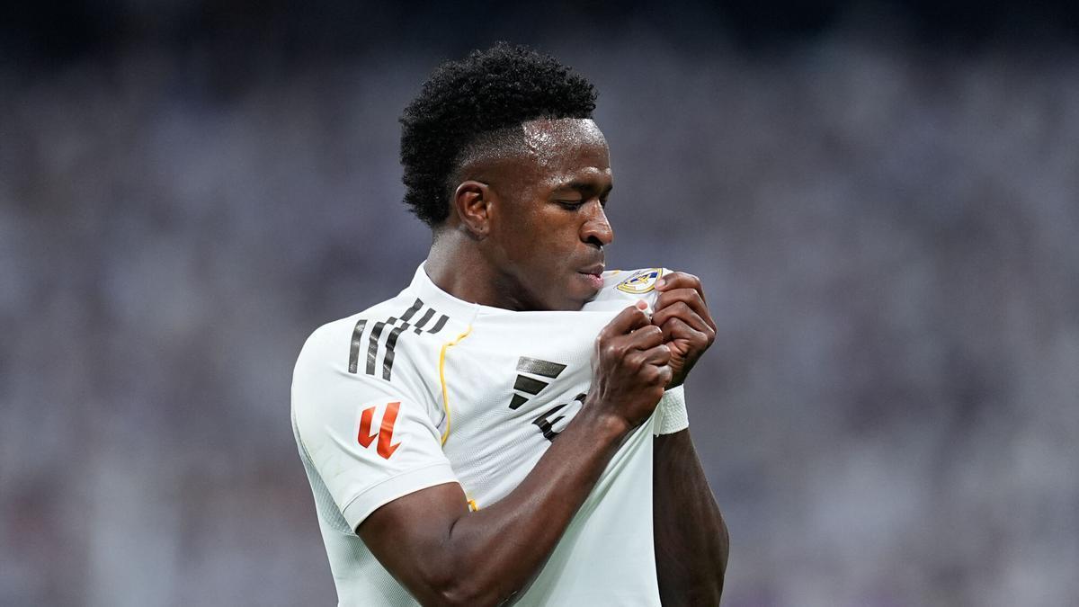 Vinícius Júnior celebra su gol ante el Rayo Vallecano besando el escudo del Real Madrid