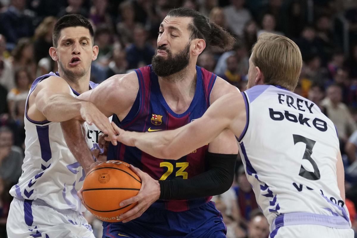 Tornike Shengelia, bajo el aro del Surne Bilbao, durante el partido de la jornada 26 de la Liga Endesa disputado en el Palau.