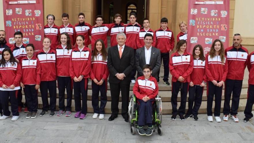 Los participantes en el Campeonato de España, con el director general de Deportes.