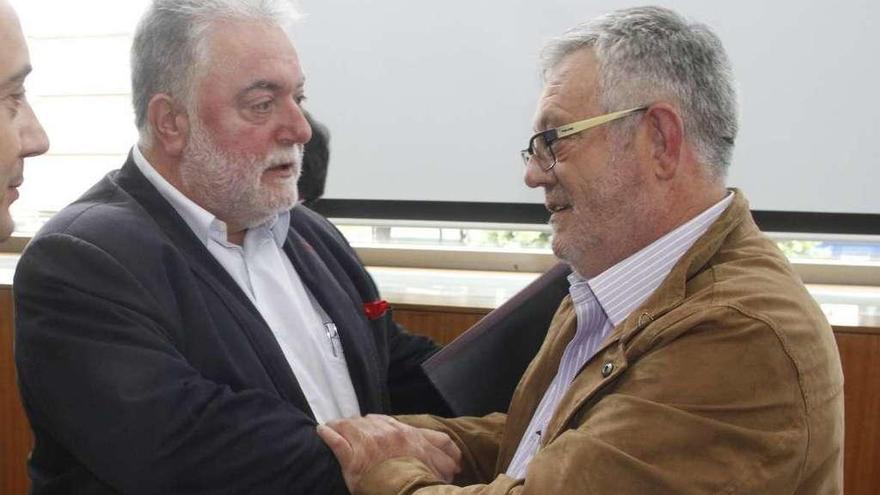 Alfredo Iglesias (PSOE) con el alcalde de Cangas, Xosé Manuel Pazos (derecha).  // Santos Álvarez