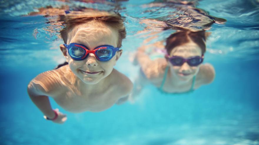 Niños bucean en la piscina