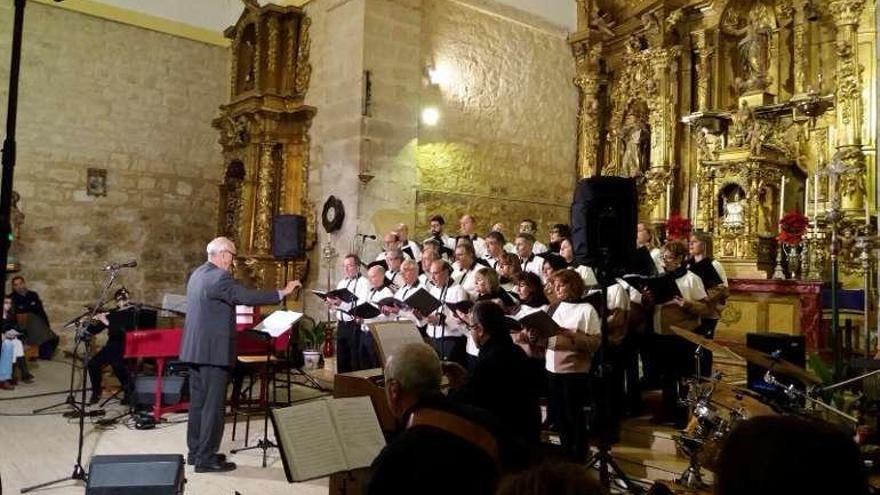 Una parroquia llena asiste al espectáculo navideño.