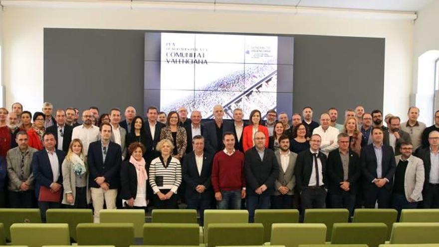 Foto de familia de los alcaldes que se reunieron ayer en la conselleria de Obras Públicas y Transporte.