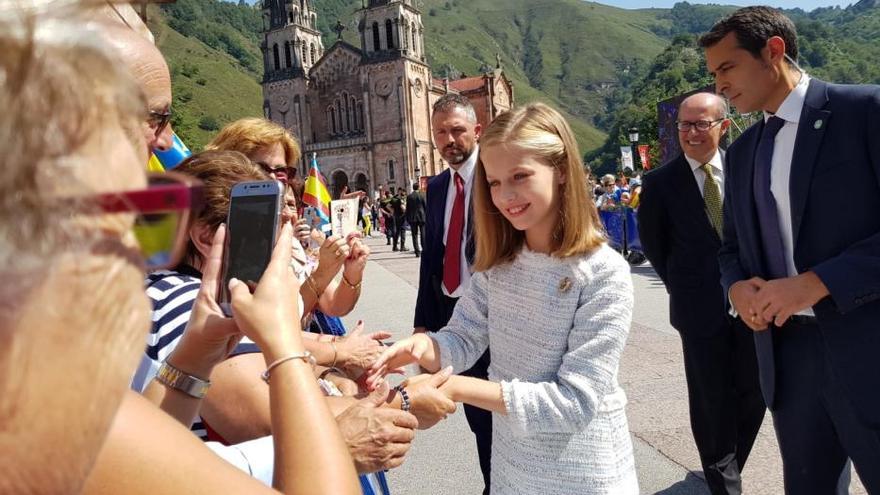 La princesa Leonor y la reina Letizia saludan a los asistentes