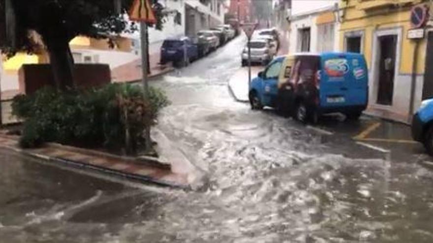 Imagen de los efectos de la tromba en una calle del municipio.