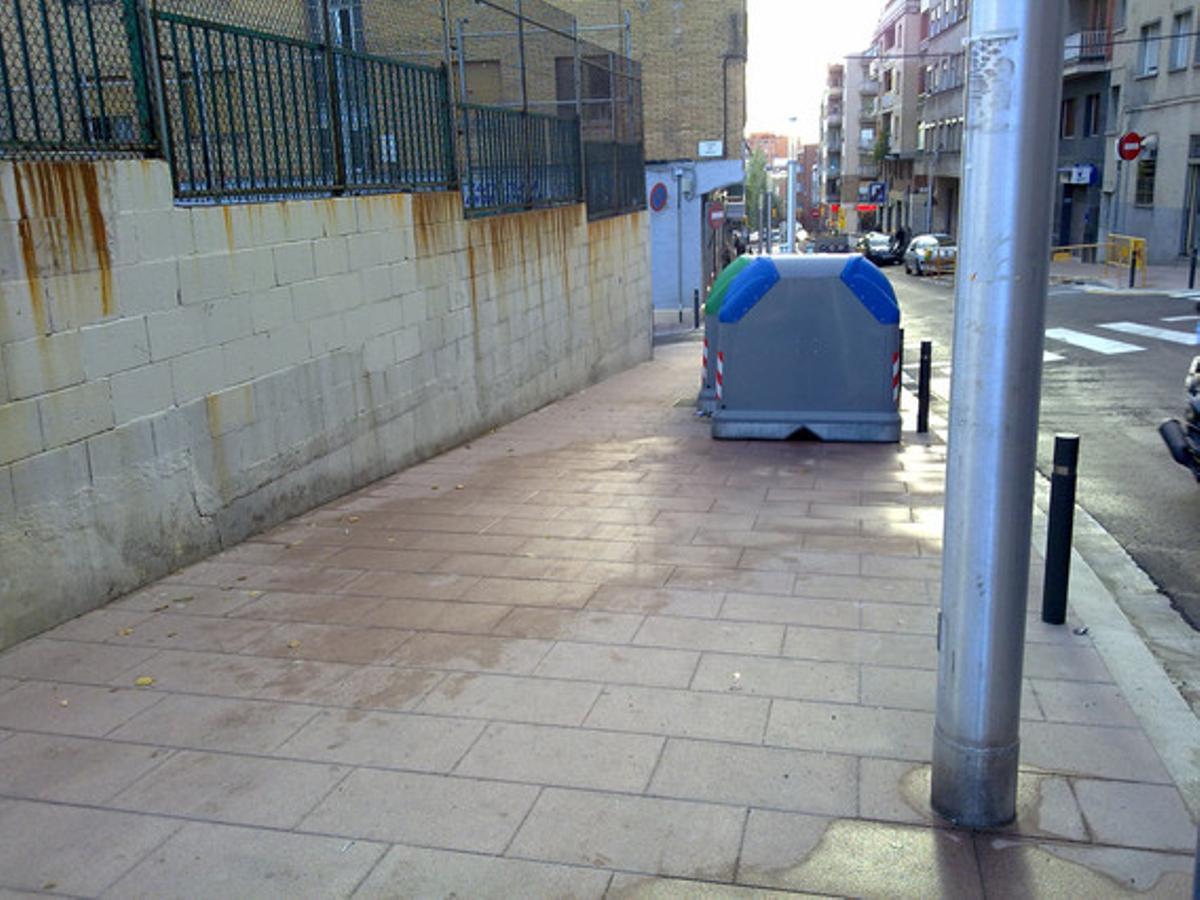 Mitja vorera per als contenidors. Abans de la inauguració, a mitjans de novembre, d’un centre escolar al barri de la Prosperitat de Barcelona, a l’ajuntament no se li va ocórrer res més que posar els contenidors de forma que ocupaven mitja vorera, la que utilitzen els nens per entrar al col·legi. Ara ja no hi són (al cap de dues setmanes, els van traslladar a la vorera del davant), però la fotografia serveix per il·lustrar la poca afortunada idea inicial, per sort, rectificada.