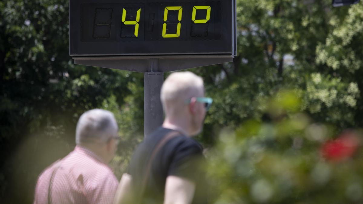 Un termómetro marca 40 grados, en una calle de Sevilla hace unos días.