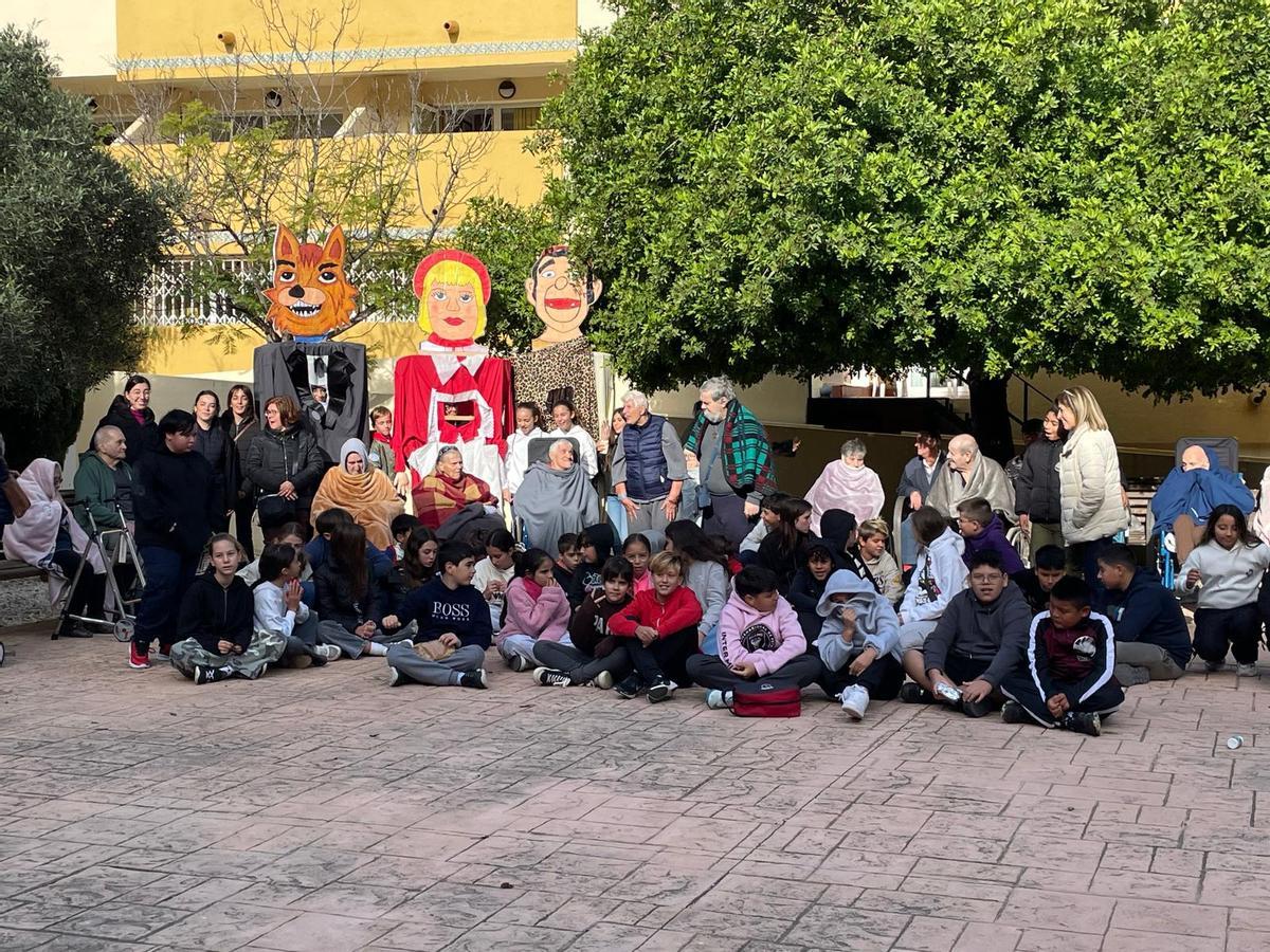 Alumnos del colegio Cuba y residentes en el centro de mayores Francisco Casanovas comparten actividades una vez a la semana en Torrevieja