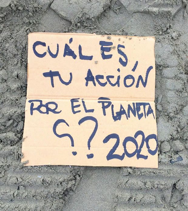 Acción de Extinction Rebellion Ibiza en Platja d'en Bossa