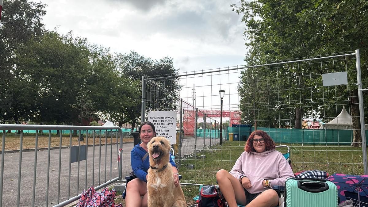 De izquierda a derecha, Amaia Bereciartua, María Blázques, y su perro "Bizkor", haciendo cola para el concierto de Dani Marín