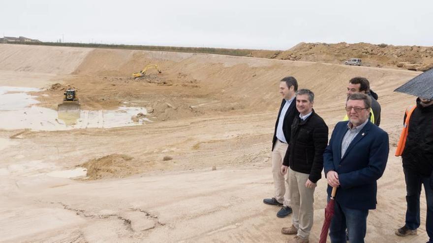 El consejero Del Amor conoció ayer de primera mano el estado de las obras de la balsa de Archivel.