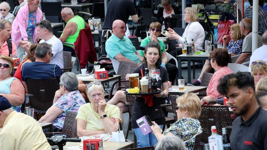 Varios camareros sirven distintas mesas en la terraza de una cafetería de A Laxe (Vigo)