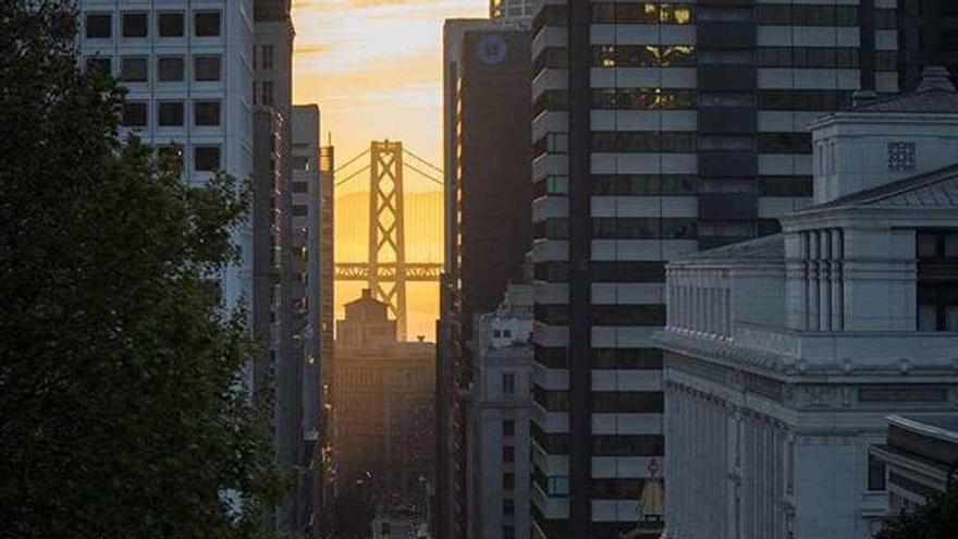 Un tranvía por una de las colinas de San Francisco.