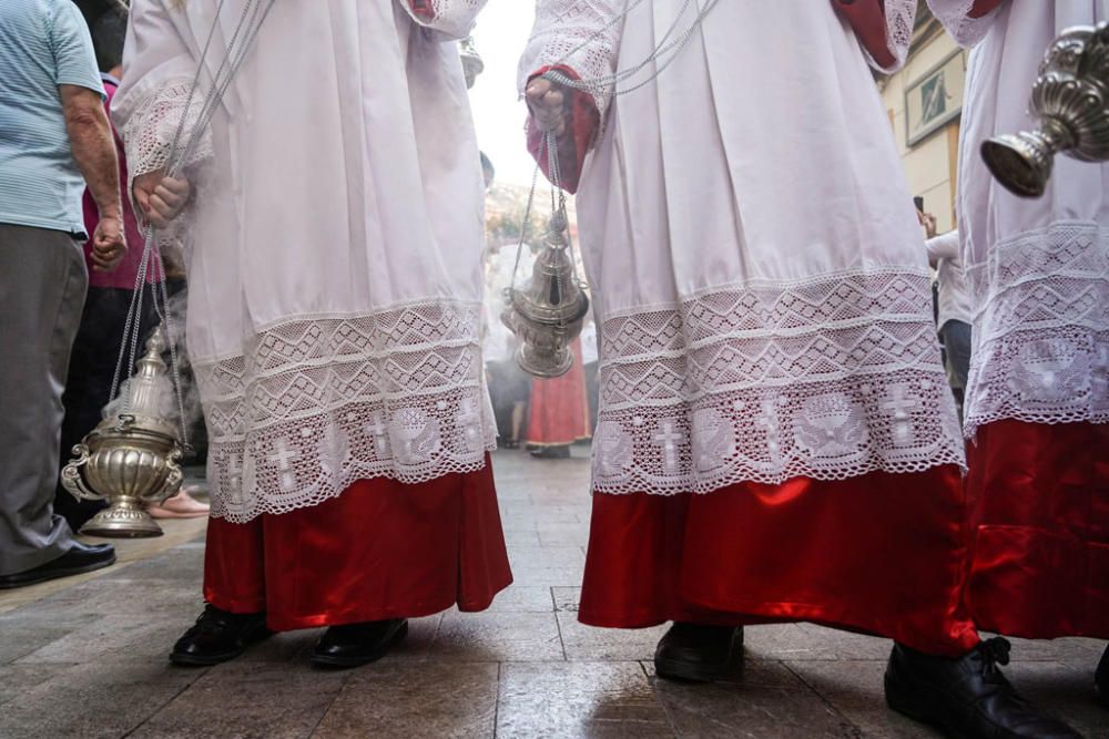 El trono con ambas imágenes ha salido del interior de la iglesia de los Mártires al ritmo de malagueñas y verdiales.