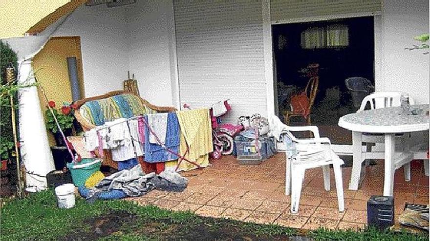 La niña salió a la terraza de la vivienda y al jardín tras estar muchas horas sola encerrada en casa.