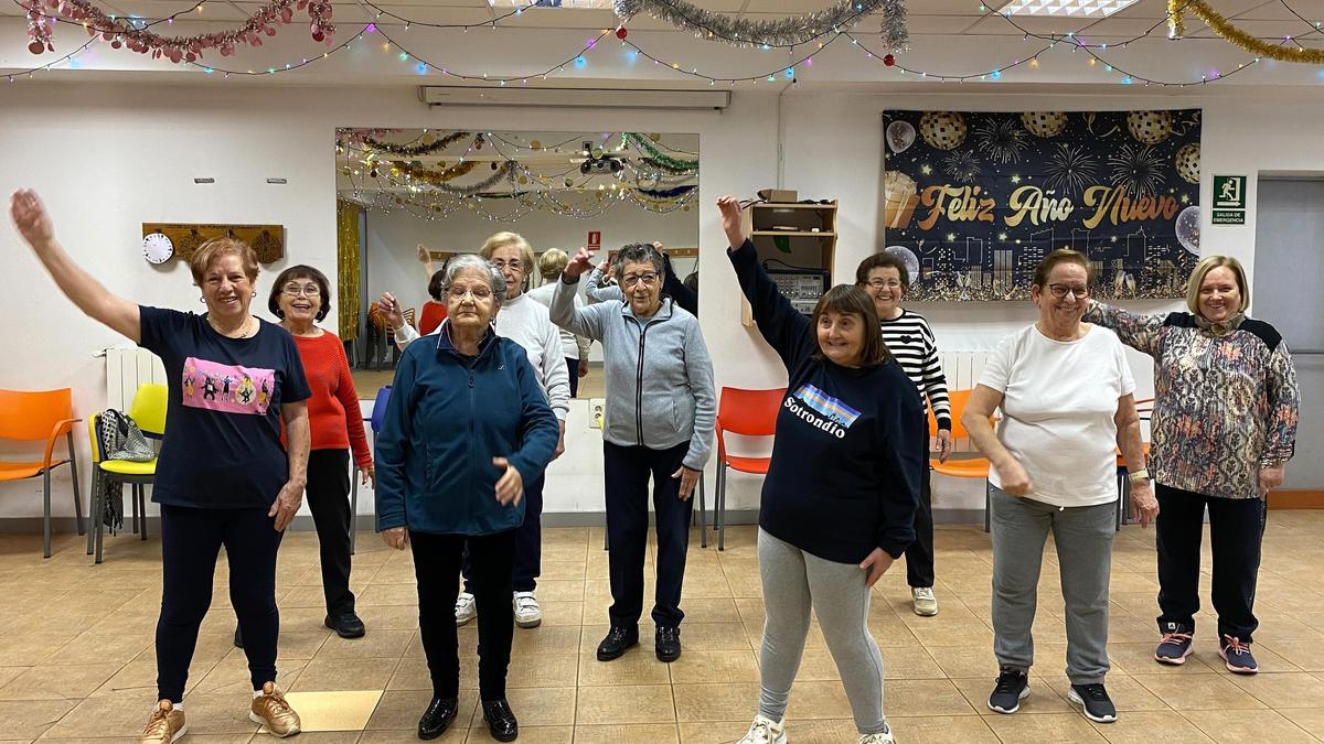 Alumnas de la clase de gimnasia de mantenimiento, en el Centro Social de Sotrondio