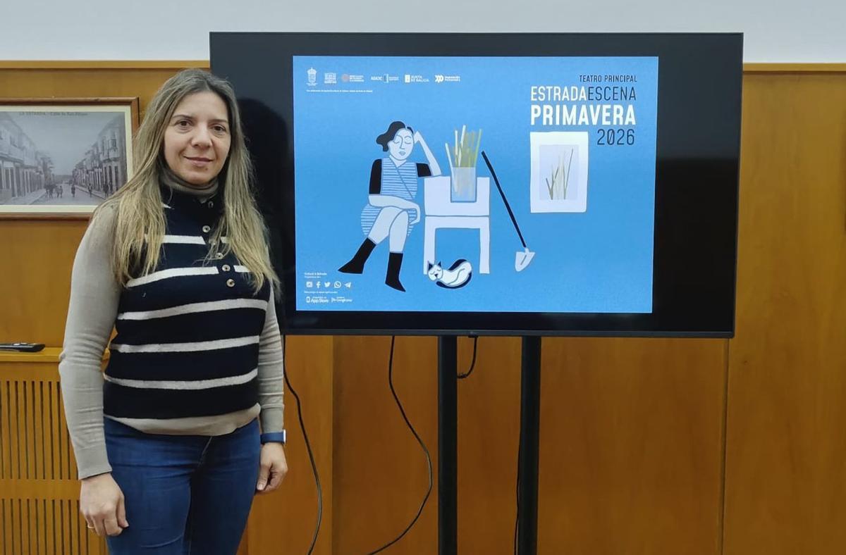 Lucía Seoane, ante el cartel de Estrada Escena. | S. P.