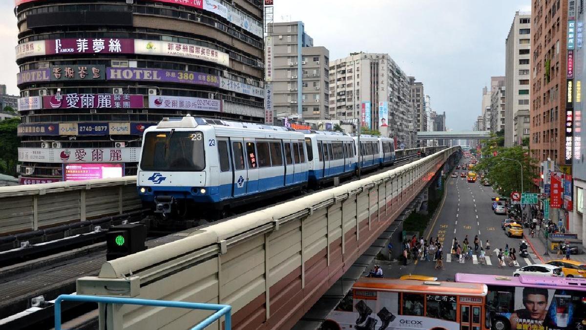 Un metro por una calle de Taipei, la capital de Taiwán, donde también circula en superficie por su área metropolitana.