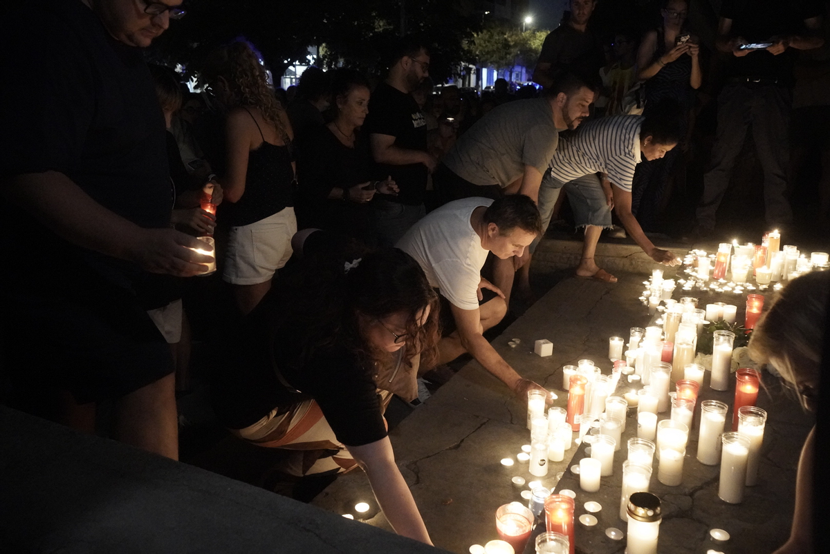 Més d'un miler de persones fan a Manresa una marxa silenciosa amb espelmes en record de Carles Vilajosana Més d'un miler de persones fan a Manresa una marxa silenciosa amb espelmes en record de Carles Vilajosana
